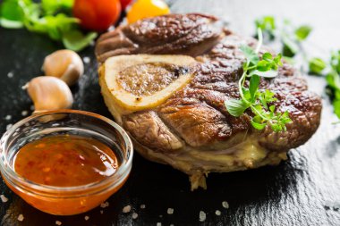 Sığır eti kemik üzerinde kızarmış parça