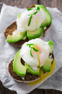 Avokado mavi peynir ve haşlanmış yumurta ile lezzetli sandviç