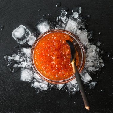 Buz üzerinde tuzlu kırmızı havyar