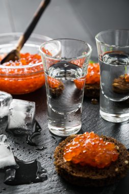 votka ve kırmızı havyar