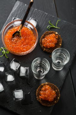 votka ve kırmızı havyar