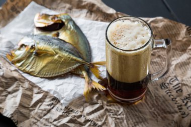 Karanlık bira ve füme balık