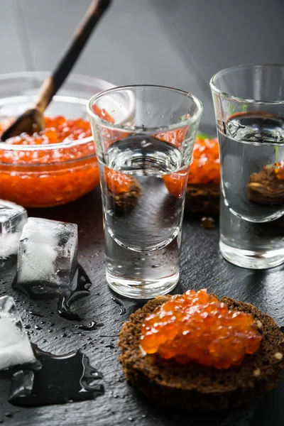 votka ve kırmızı havyar