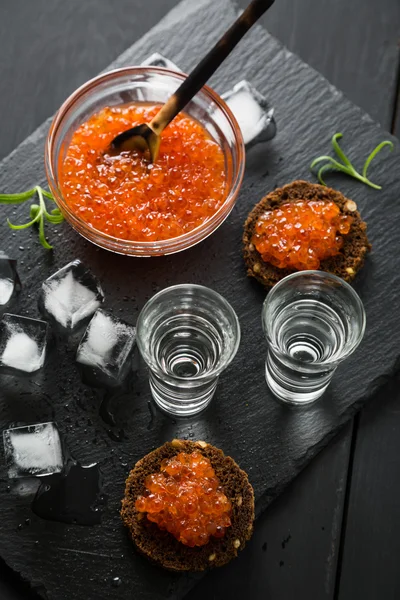 votka ve kırmızı havyar