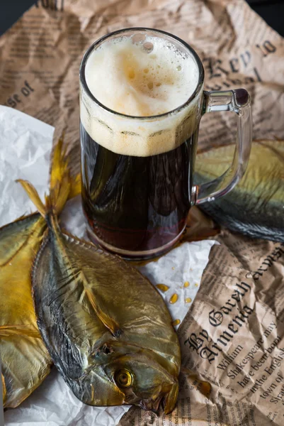 Donker bier en gerookte vis — Stockfoto