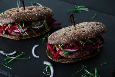 Çavdar ekmeği, et ve sebze sandviç