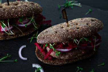 Çavdar ekmeği, et ve sebze sandviç