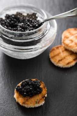 Siyah havyar ve tart