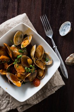 Buğulanmış vongole sos ve otlar ile