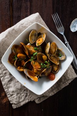 Buğulanmış vongole sos ve otlar ile