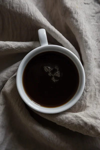En kopp svart kaffe på en servett — Stockfoto