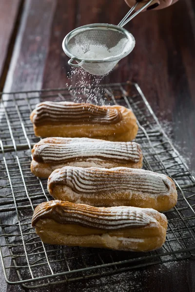 Frische Eclairs, rustikaler Stil — Stockfoto