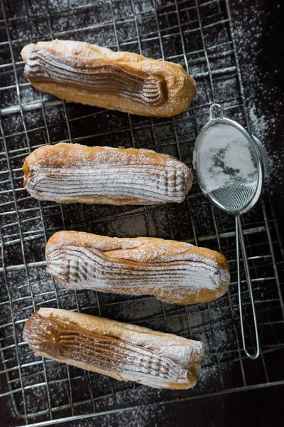 Frische Eclairs, rustikaler Stil — Stockfoto