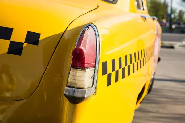 Taxi jaune vintage dans la rue — Photo