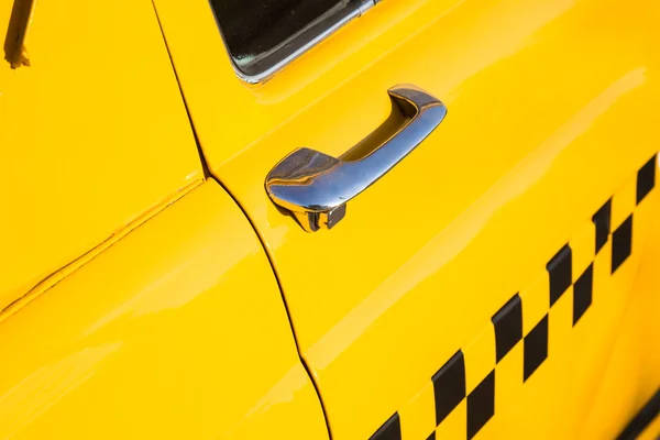 Винтажное желтое такси на улице — стоковое фото