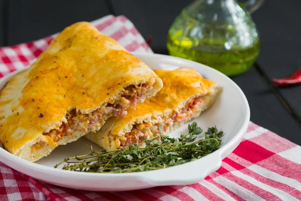 Calzone de pizza con jamón y queso — Foto de Stock