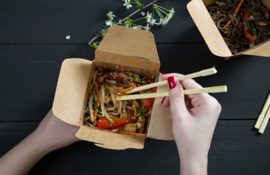 Kutudan erişte yiyen kız