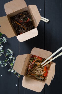 Sebze kutuları ile Asya erişte