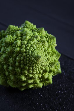 Lahana romanesco karanlık bir arka plan üzerinde
