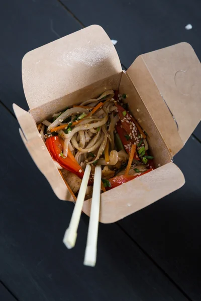 Fideos asiáticos con verduras en cajas —  Fotos de Stock