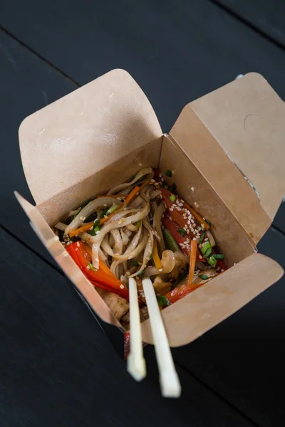 Fideos asiáticos con verduras en cajas —  Fotos de Stock