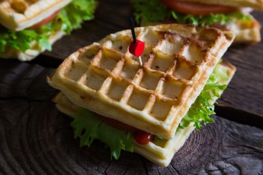 Bir tablo üzerinde gözleme sandviç