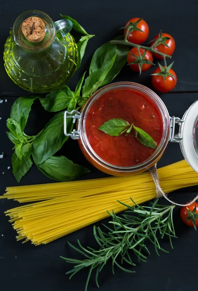 makarna yapmak için taze malzemeler