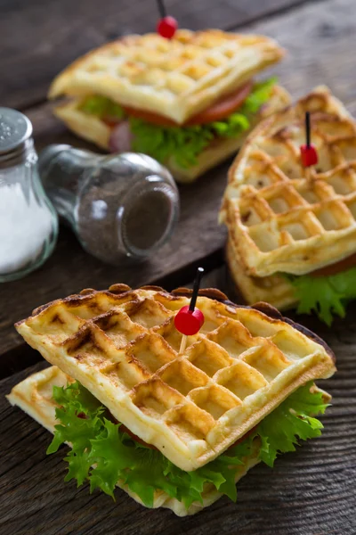 Sandwich gaufre sur une table — Photo