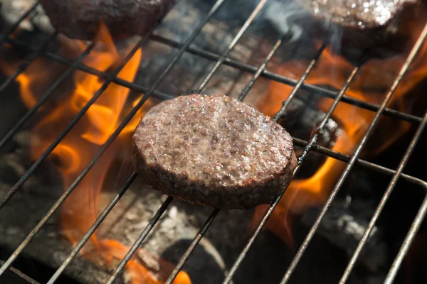 Die Burger werden auf dem Grill gebraten — Stockfoto