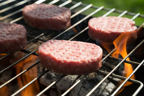 Gli hamburger sono fritti su una griglia — Foto Stock