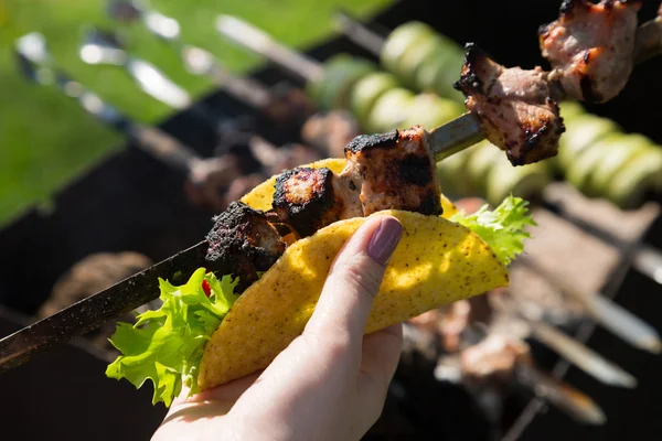 Fleisch vom Grill in Tacos hinzufügen — Stockfoto