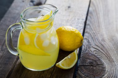 Masanın üzerinde doğal limonata