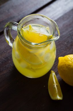 Masanın üzerinde doğal limonata