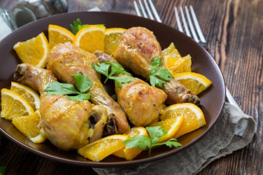 Kızarmış tavuk budu ile portakal