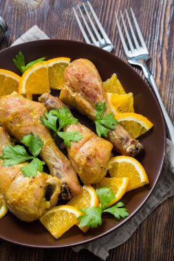 Kızarmış tavuk budu ile portakal