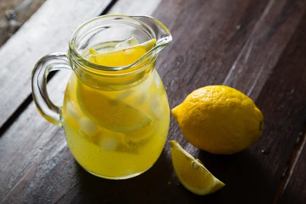 Masanın üzerinde doğal limonata