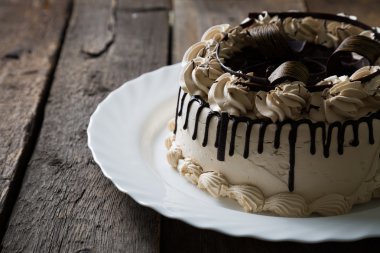 Lezzetli pasta krema ve çikolata buzlanma ile