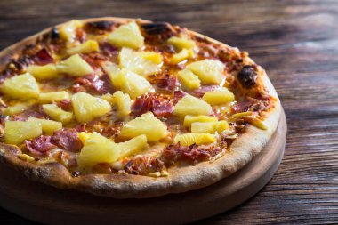 Hawai pizza ahşap bir masa üzerinde