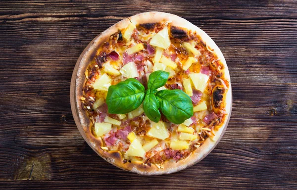 Hawai pizza ahşap bir masa üzerinde