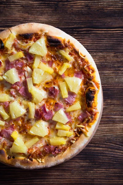 Hawai pizza ahşap bir masa üzerinde