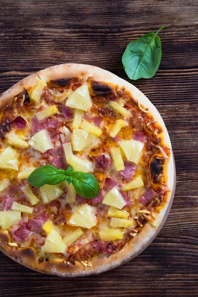 Hawai pizza ahşap bir masa üzerinde