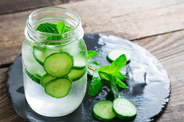 Refreshing water with cucumber and mint — Stock Photo, Image