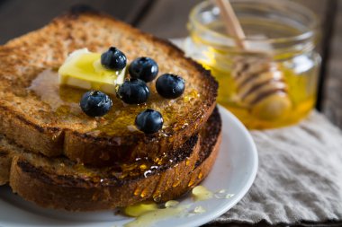 Kızarmış ekmek bal ve taze yaban mersini ile