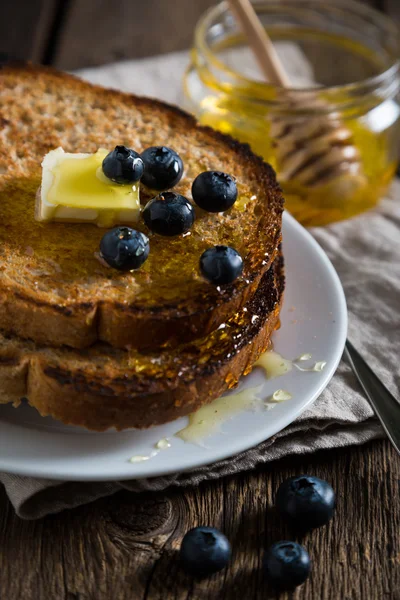 Stekt toast med honung och färska blåbär — Stockfoto