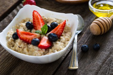 Taze çilek ile yulaf ezmesi