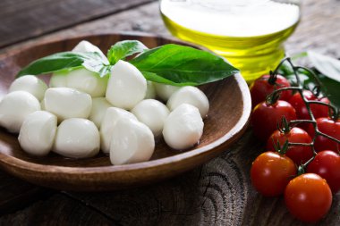 Caprese salatası için taze malzemeler