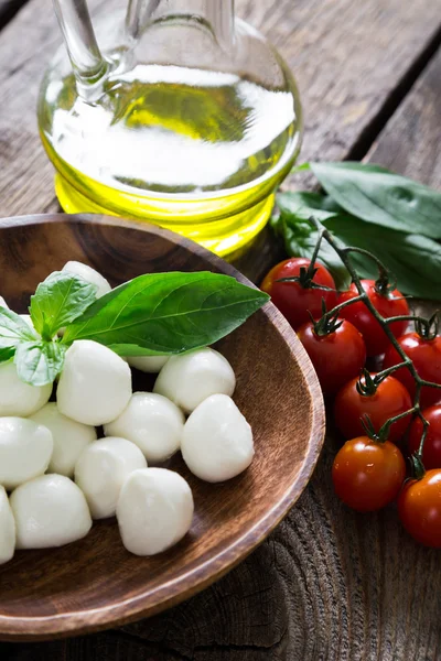 Ingredientes frescos para salada caprese — Fotografia de Stock