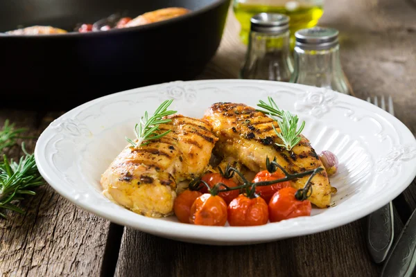 Gegrillte Hühnerbrust mit Gemüse — Stockfoto