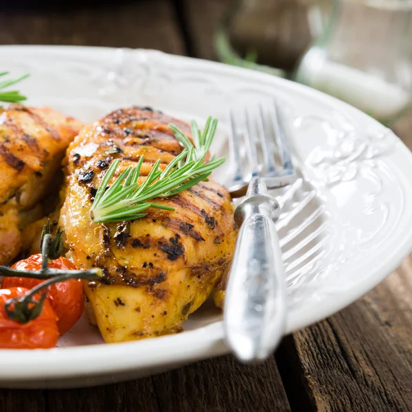 Gegrillte Hühnerbrust mit Gemüse — Stockfoto