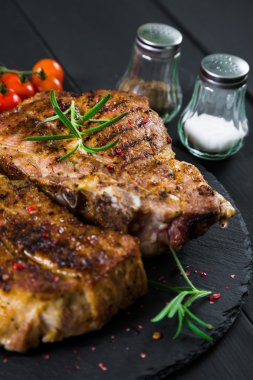 Siyah masaya ızgara domuz eti biftek